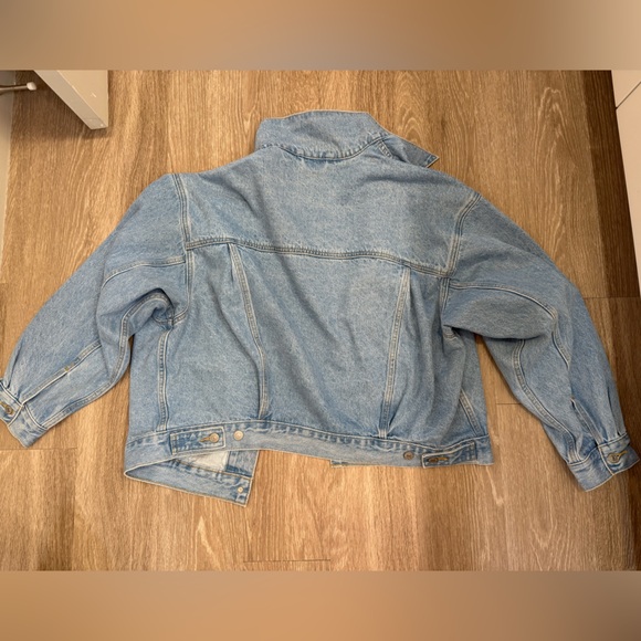 Levi's Light Wash 
 Denim Jacket with Floral Patch

Trucker style - Picture 3 of 3